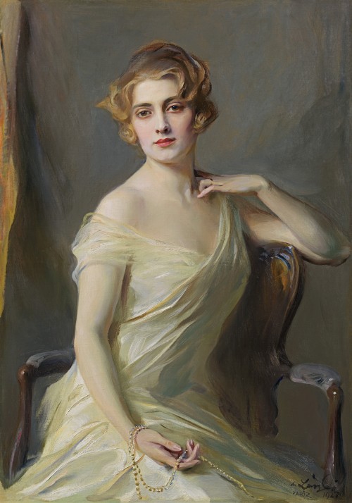 PHILIP ALEXIUS DE LÁSZLÓ - Portrait of a lady with a string of pearls